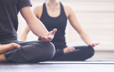 dos personas meditando