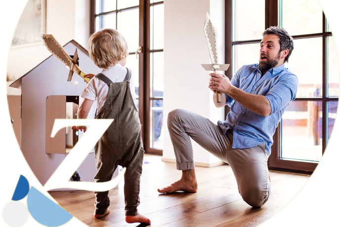 padre e hijo jugando con espadas de cartón en el salón de casa