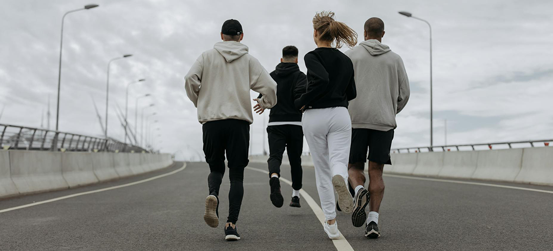 Personas corriendo en grupo